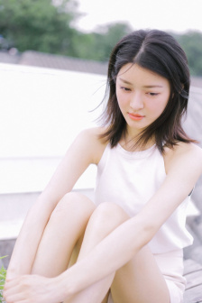 女性高级感白色游泳衣